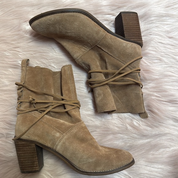 Toms Tan Lace Up Boots - Picture 4 of 10